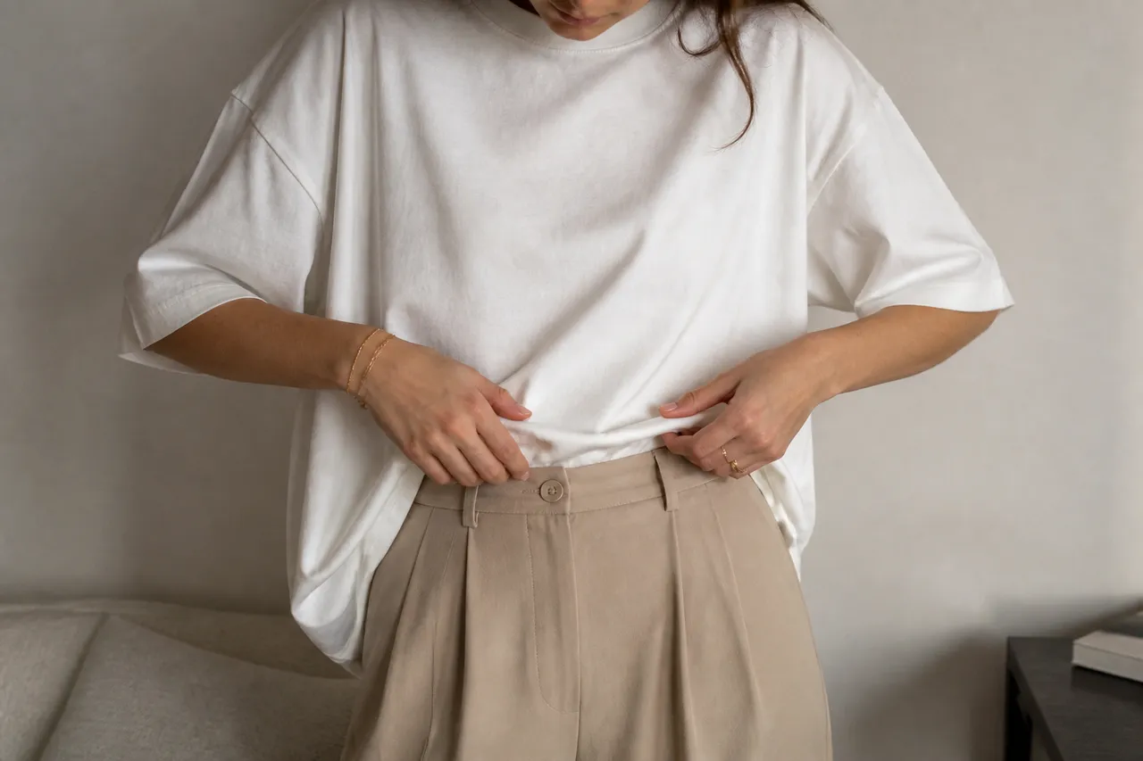 cum bagi tricoul oversize în pantaloni și tucking feminin